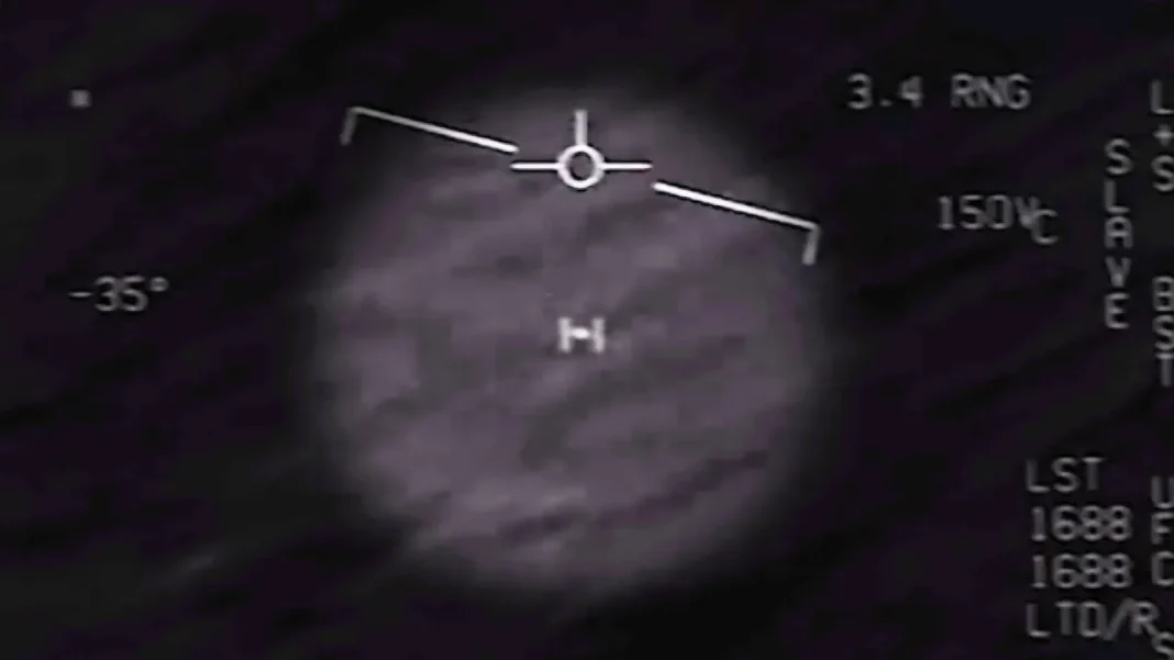 Ilustração de céu noturno com luzes piscantes de formato circular sobrevoando uma base militar, representando os relatórios de ÓVNIs do Pentágono.
