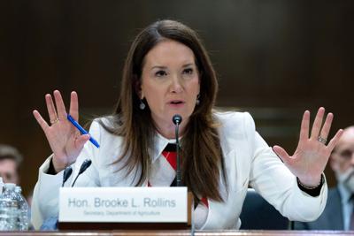 Brooke Rollins em conferência discutindo políticas agrícolas e o setor de frigoríficos.