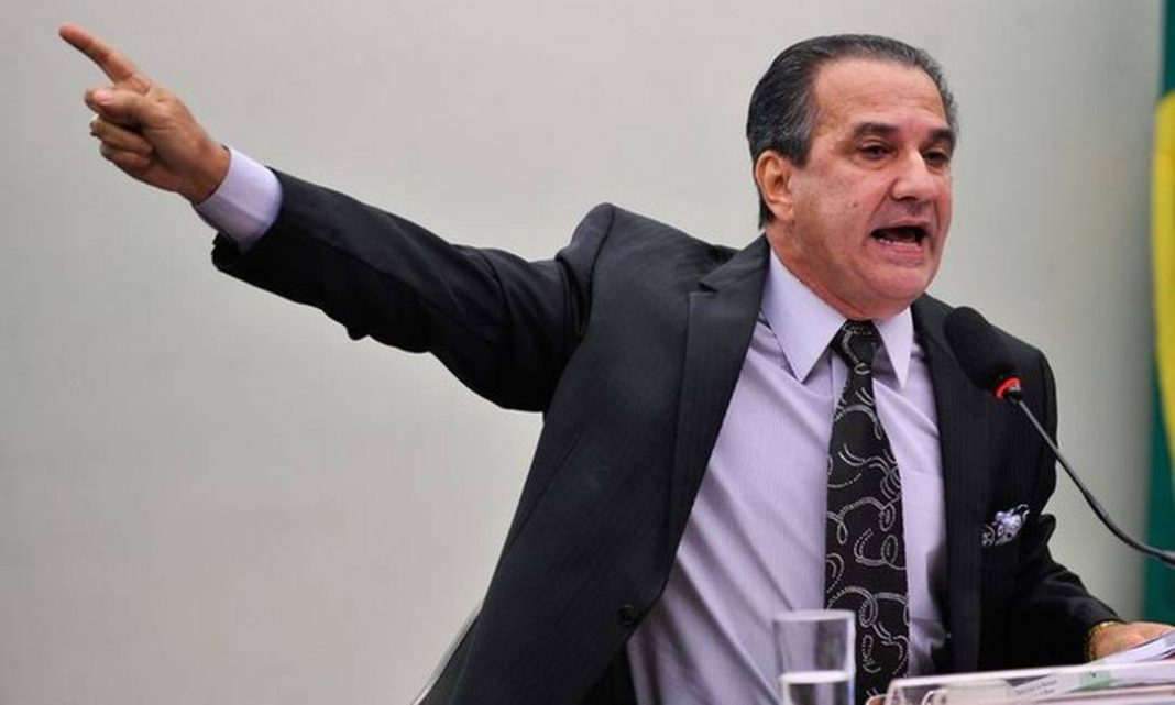 Pastor Silas Malafaia gesticula de forma enfática durante gravação de vídeo institucional compartilhado em suas plataformas digitais.