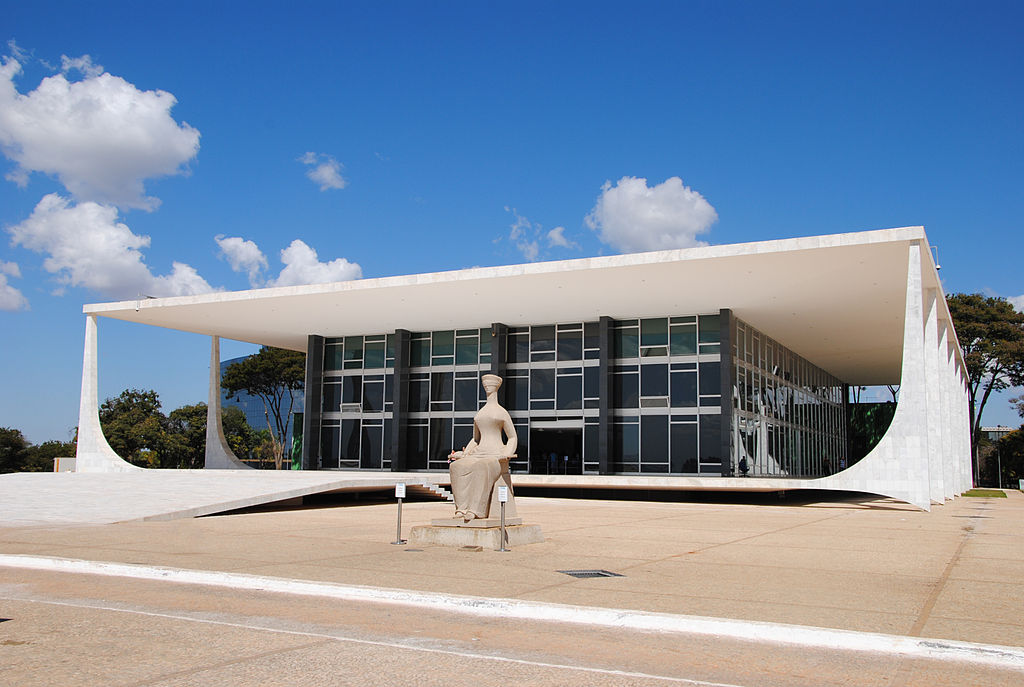 Fachada principal do prédio do Supremo Tribunal Federal (STF) em Brasília, sob luz diurna, representando o cenário das decisões sobre a Lei da Dosimetria.