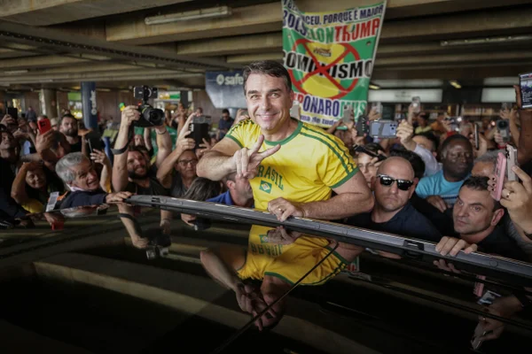 Retorno de Flávio Bolsonaro no aeroporto gera recepção calorosa e polarização