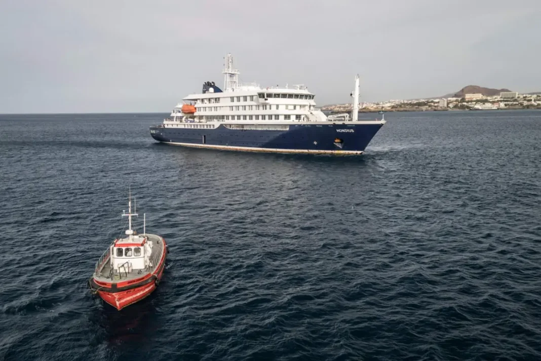 Navio cargueiro ancorado em porto sob fiscalização sanitária após surto isolado de hantavírus monitorado pela OMS.