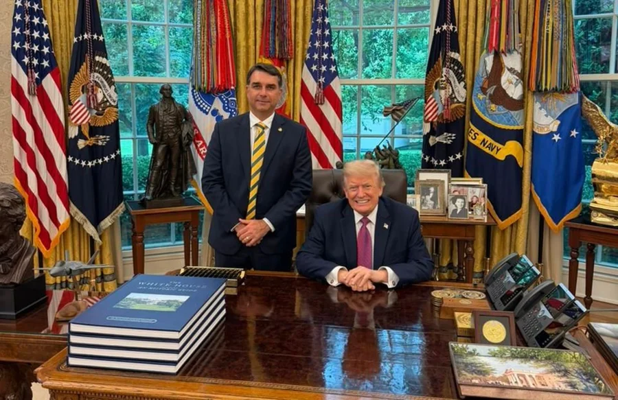Encontro na Casa Branca: Flávio Bolsonaro Aborda Terras Raras, PCC e CV com Trump