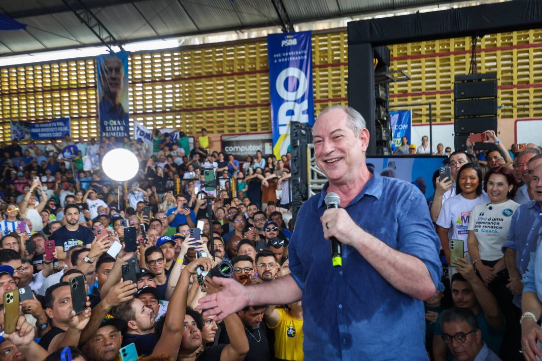 O político Ciro Gomes gesticula e fala ao microfone durante entrevista coletiva sobre as articulações políticas e alianças eleitorais