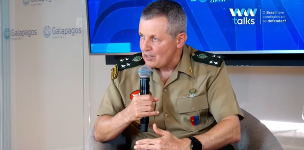 General Tomás Miguel Ribeiro Paiva gesticula durante painel de defesa no WW Talks.