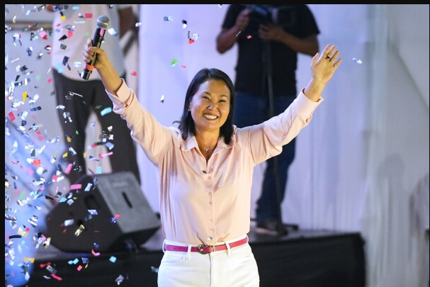 Keiko Fujimori discursando com a faixa presidencial do Peru em cerimônia oficial.
