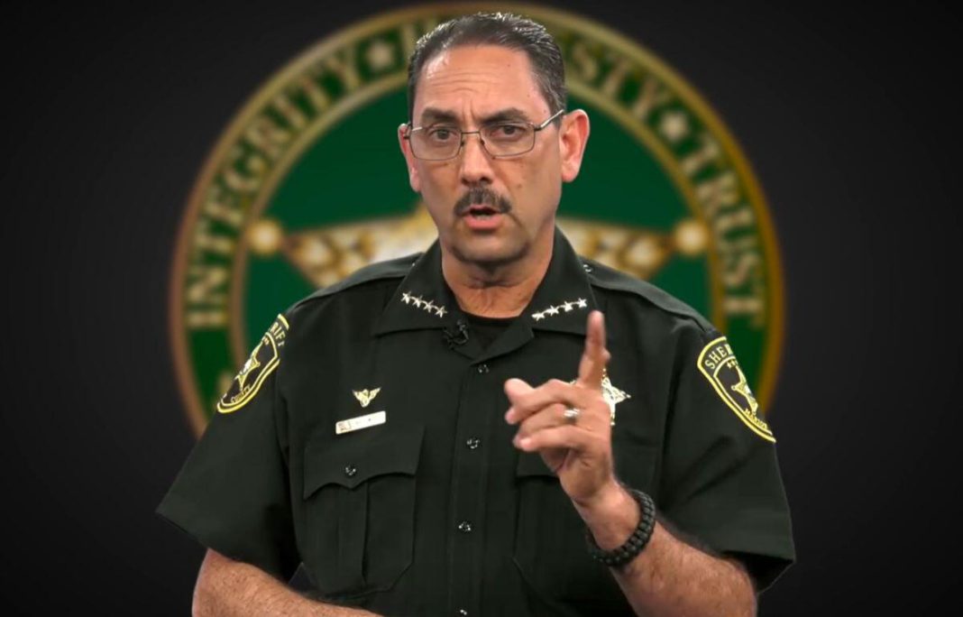 Sheriff da Flórida confronta repórter em coletiva sobre pedofilia