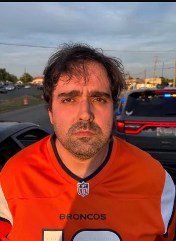 : Foto das viaturas da agência HSI e da polícia da Carolina do Norte estacionadas após a captura do brasileiro Felipe Linares de Oliveira Dell Aquilla.