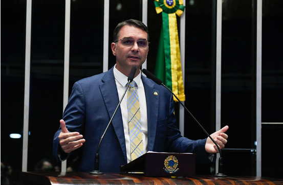 Senador Flávio Bolsonaro discursando no plenário do Senado Federal em Brasília.