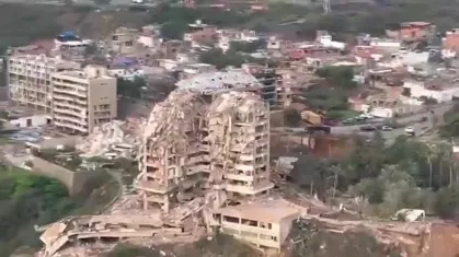 Vista aérea de edifícios residenciais totalmente destruídos e transformados em escombros na cidade costeira de La Guaira após terremoto na Venezuela.
