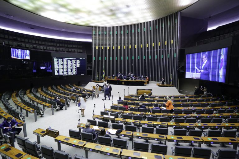 Plenário da Comissão de Constituição e Justiça da Câmara dos Deputados lotado durante votação em Brasília.
