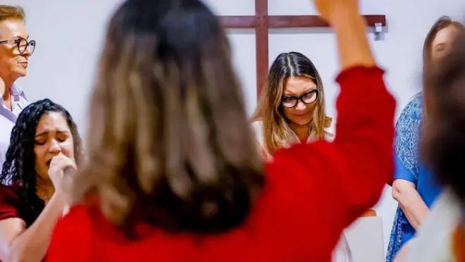 Fotografia da primeira-dama Janja da Silva discursando no 4º Encontro Nacional de Evangélicos do PT em Brasília.