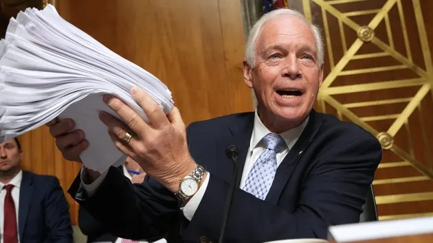 Senador Ron Johnson Exibe Estudos de Ivermectina e Questiona Fauci