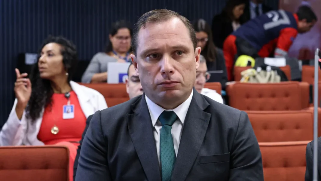 Documentos processuais e o logotipo da Procuradoria-Geral da República em Brasília, representando a análise da delação de Mauro Cid.
