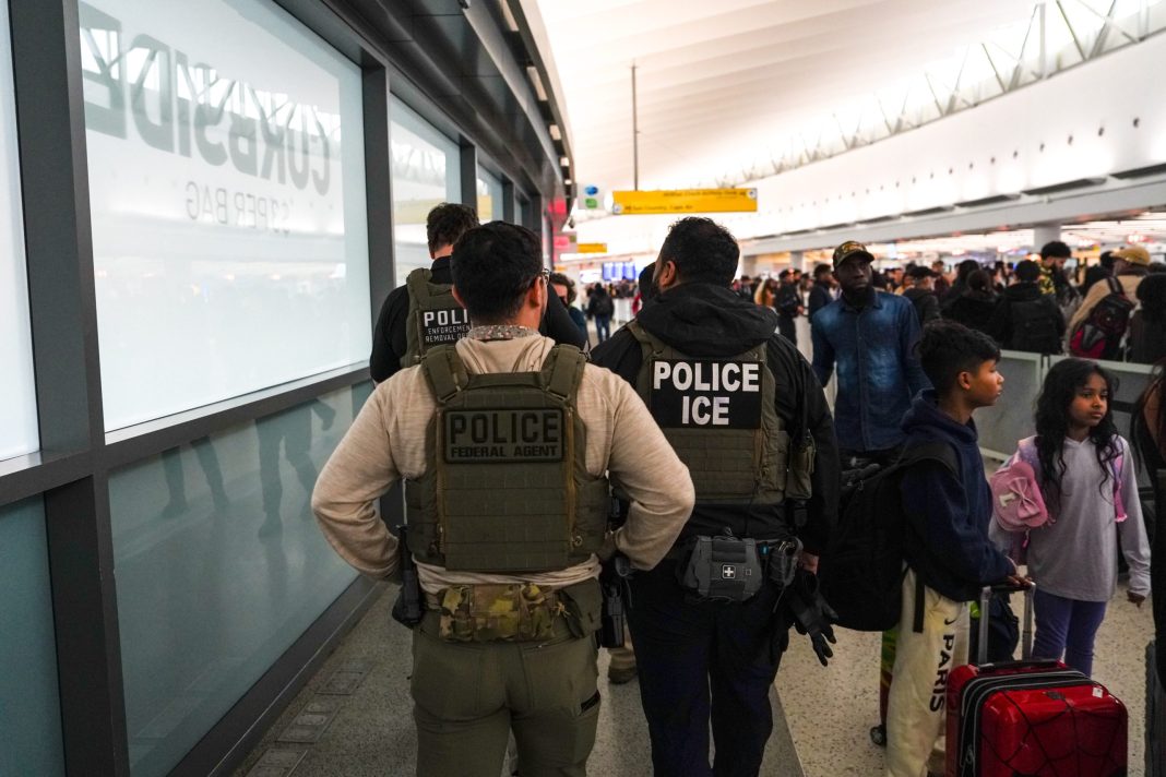 TSA e ICE ampliam cooperação e monitoram passageiros em voos domésticos nos EUA
