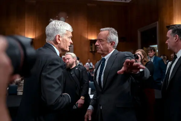 O senador Bill Cassidy criticou duramente o CDC por mudanças em seu site que questionam a segurança das vacinas e sua relação com o autismo