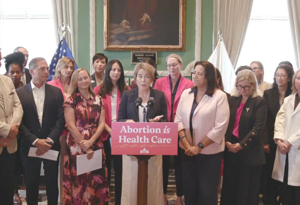Governadora democrata sanciona lei que autoriza aborto até o nascimento em Massachusetts