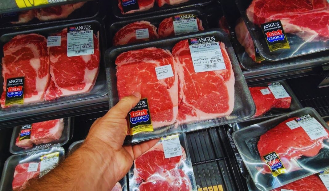 O plano de Donald Trump para importar 300.000 toneladas de carne moída sem tarifas gera forte oposição de senadores republicanos. Entenda os impactos na pecuária.