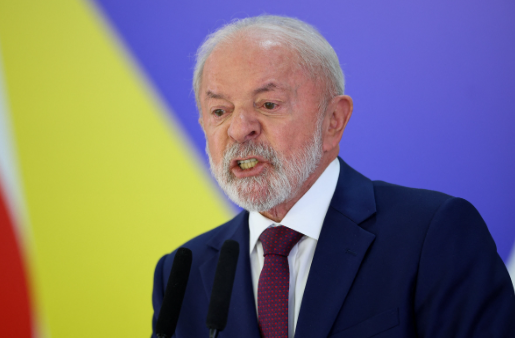 Fala de Lula sobre Garis Causa Revolta e Oposição Resgata Vídeo de Bolsonaro para Mostrar Contraste