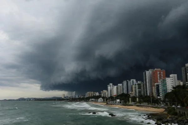 Ciclone-bomba atinge o Sul com ventos de 132 km/h e deixa rastro de destruição