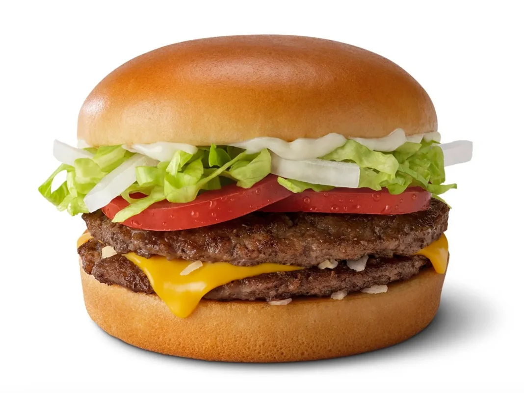 A rede vai dar um Double Cheeseburger grátis para quem fizer uma compra mínima de US$ 1 pelo aplicativo oficial.