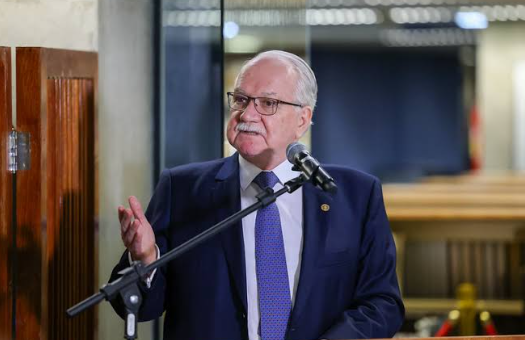 Presidente do STF, Edson Fachin quebra o silêncio, rechaça privilégios e estuda levar ao plenário a investigação sobre mensagens entre Alexandre de Moraes e o banqueiro Daniel Vorcaro.