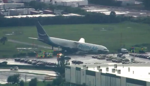 Avião de carga da Amazon sai da pista em Miami, atinge carros e deixa 5 mortos