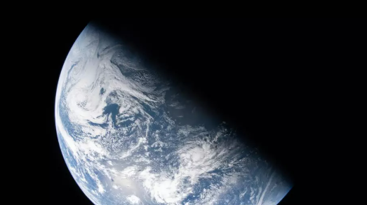 Em revelação histórica, o secretário da Força Aérea dos EUA, Troy Meink, confirmou que o país já possui armas de controle espacial ativas em órbita terrestre.