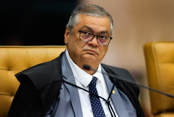 O ministro Flávio Dino pediu vista e paralisou o julgamento no STF sobre o caso de Alexandre de Moraes e o Banco Master. Dino classificou a sessão como desastrada e gerou forte debate com Luiz Fux.