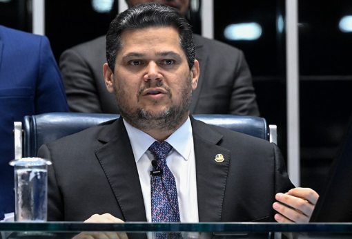 O senador Carlos Viana gravou um vídeo denunciando a ordem de Davi Alcolumbre para manter o Senado fechado em meio à crise com Alexandre de Moraes e Daniel Vorcaro.