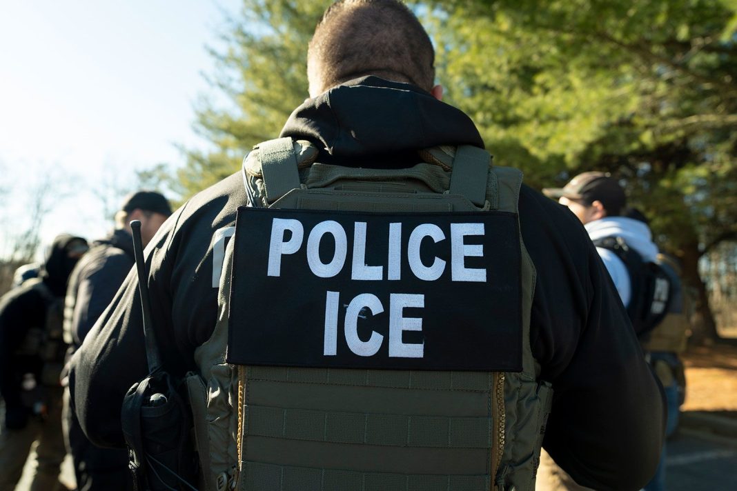 Homem ameaça chamar o ICE para não pagar trabalhadores latinos e tem cerca arrancada nos EUA