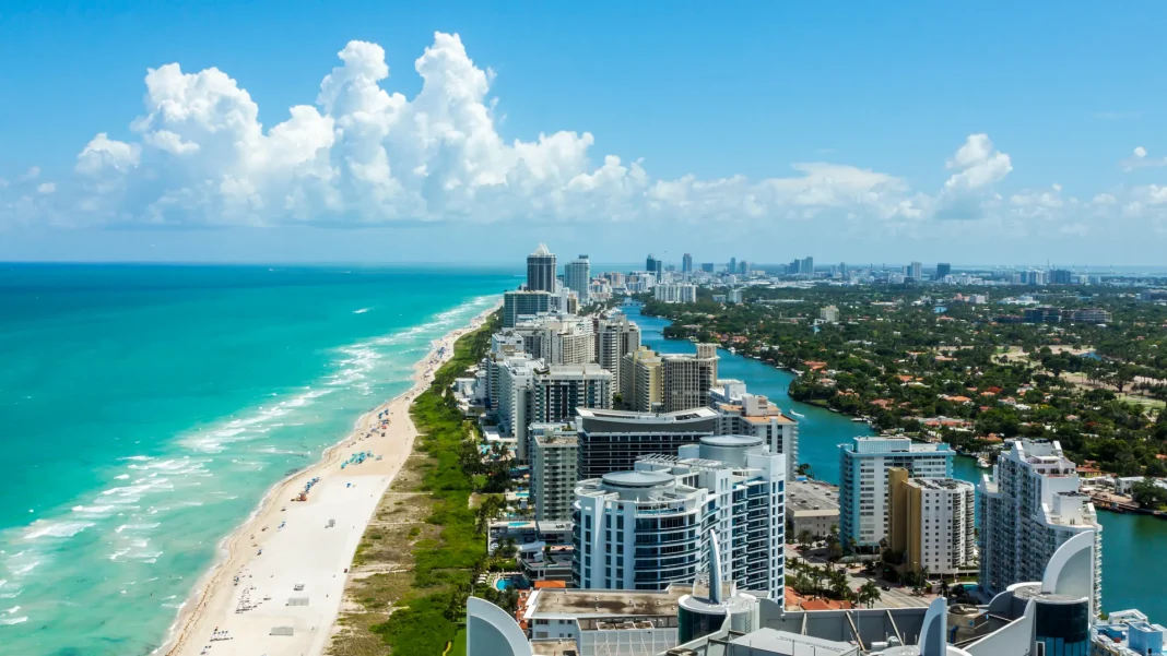 Orlando, Miami e Tampa lideram a lista de melhores lugares para se aposentar nos EUA em 2026. Entenda os motivos fiscais e de saúde que consagram a Flórida.