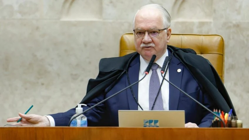 O presidente do STF, Edson Fachin, retirou Alexandre de Moraes do Inquérito das Fake News e assumiu as investigações nesta quarta-feira (9 de setembro de 2026). Confira os bastidores e os impactos da decisão na crise interna da Corte.