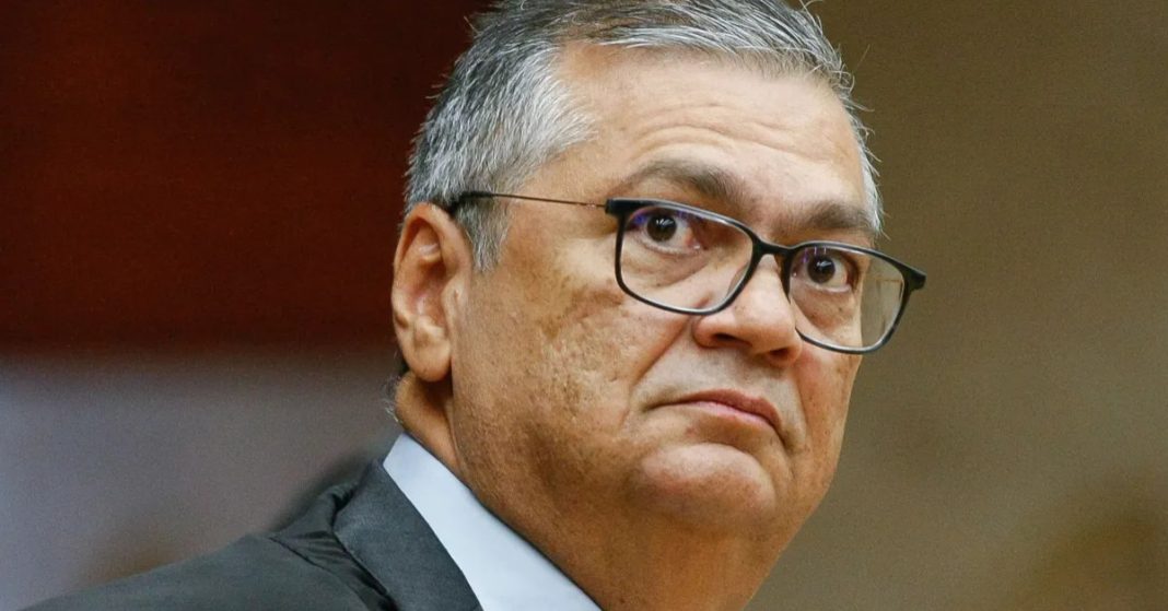 PF encontra declaração juramentada na casa de Karina Gama detalhando pressões políticas e avisos prévios sobre a Operação Make Up, autorizada por Flávio Dino.