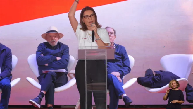 Declarações de Janja durante ato de Lula em Santa Catarina provocam críticas. Caio Coppolla reage e dados do IBGE entram no debate.